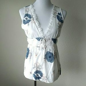 Embroidered and patch sleeveless blouse